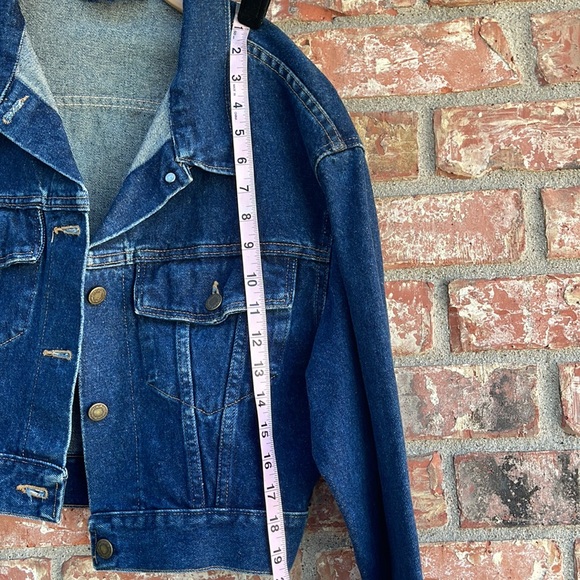 One of a kind vintage Wrangler hand painted denim jacket. - Picture 6 of 10